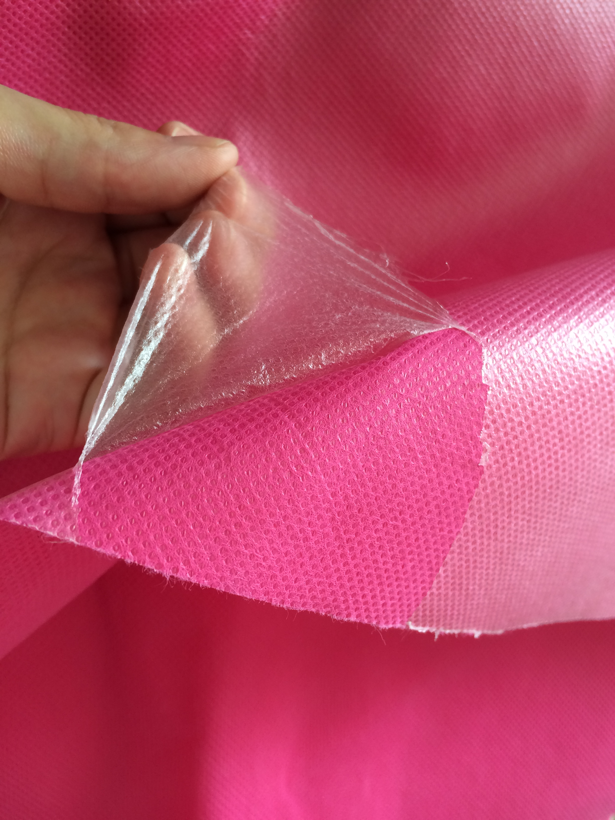 quali sono le caratteristiche del tessuto non tessuto laminato?
